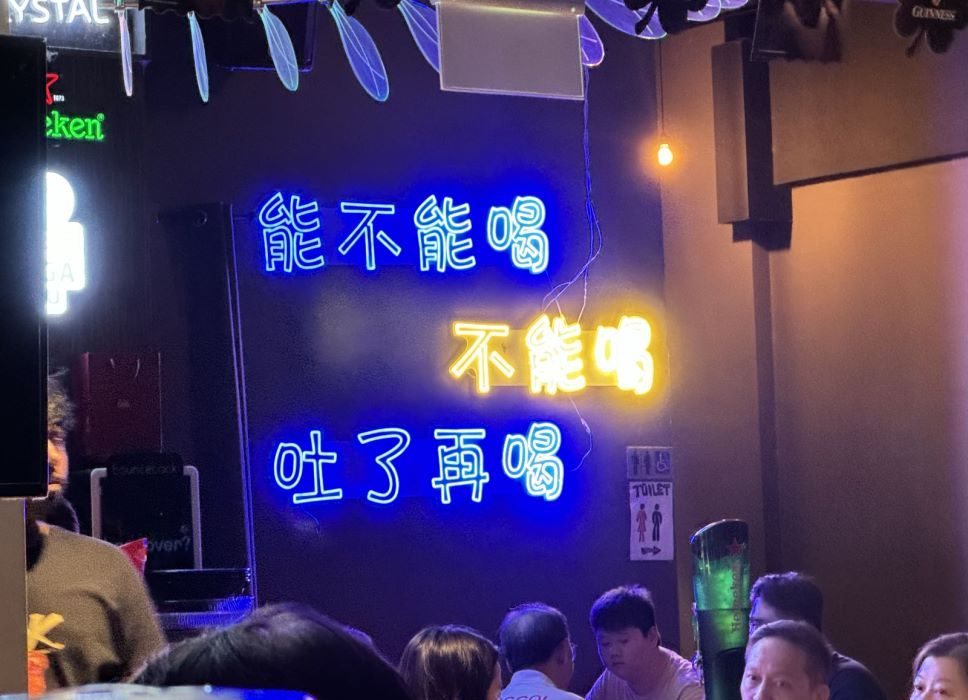 “哇，在新加坡找到一间能看海景，吃美食，听live band的好去处~”